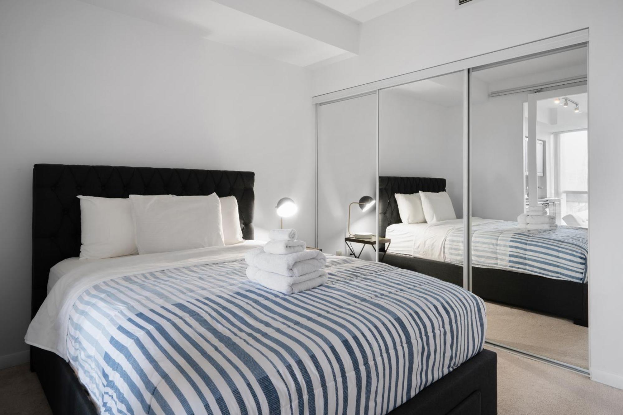 Downtown Toronto 1 Bdrm Condo With Parking And Views Exterior foto