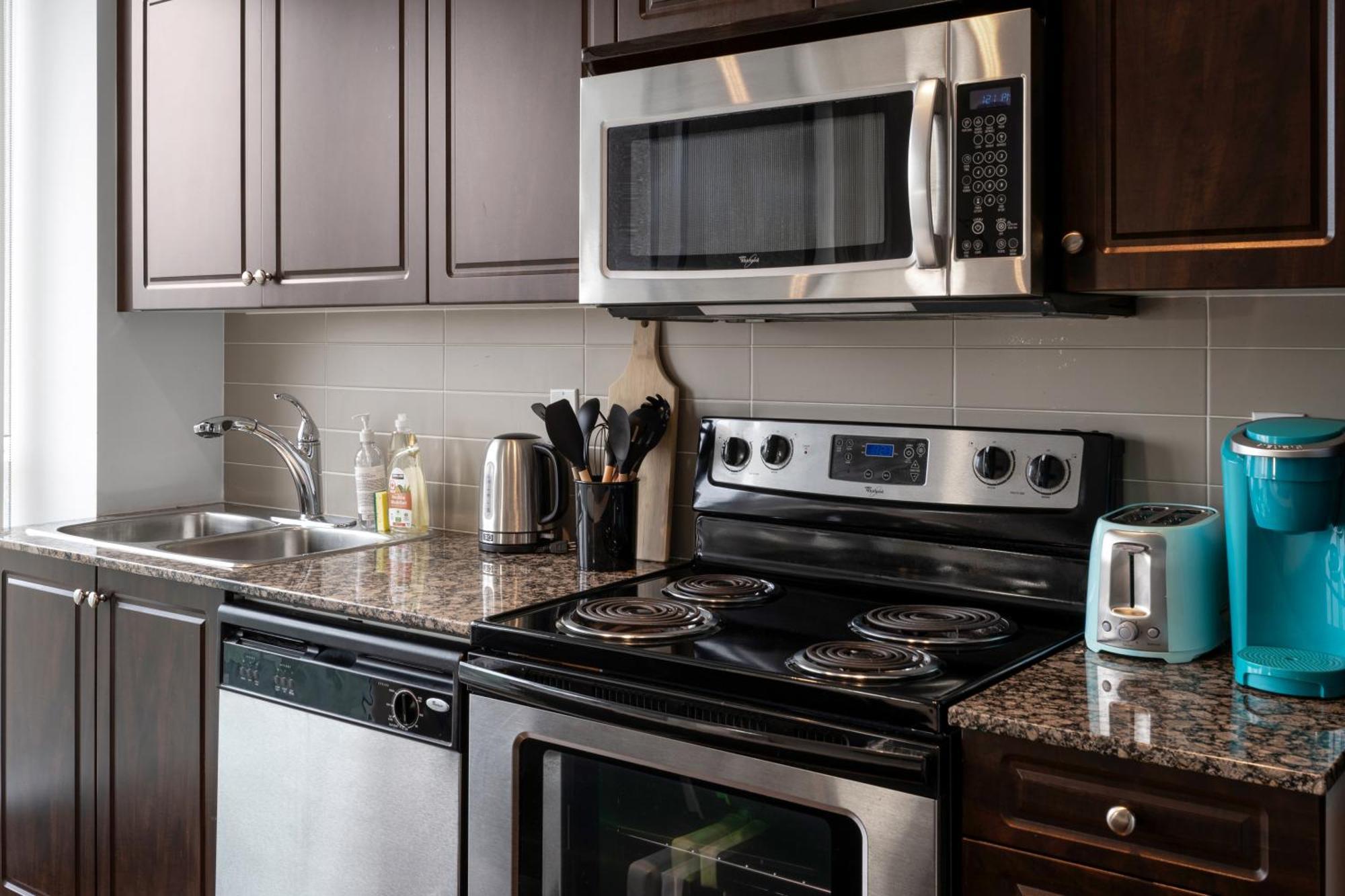 Downtown Toronto 1 Bdrm Condo With Parking And Views Exterior foto