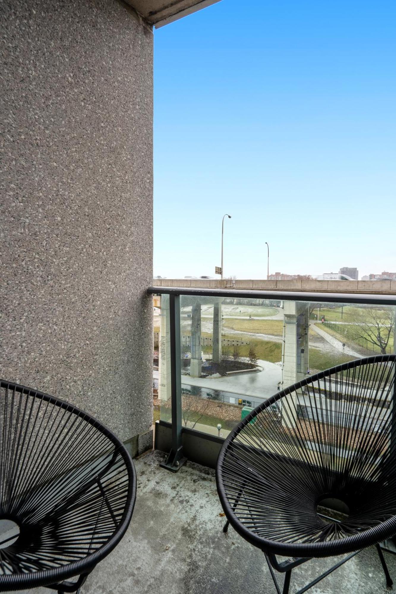 Downtown Toronto 1 Bdrm Condo With Parking And Views Exterior foto