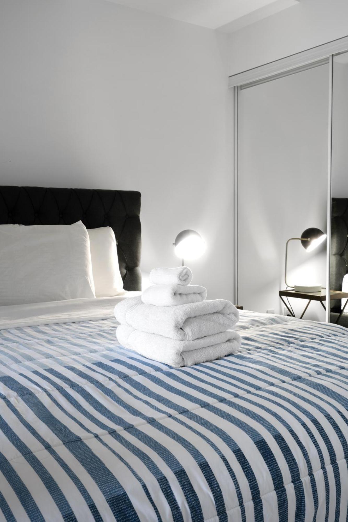 Downtown Toronto 1 Bdrm Condo With Parking And Views Exterior foto